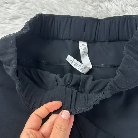Lululemon On The Fly Short *Woven *2.5" Black - Picture 2 of 4